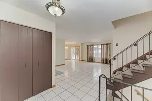 870 Longford Dr, Roselle, IL 60172 - Photo 3