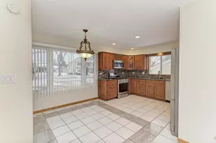 870 Longford Dr, Roselle, IL 60172 - Photo 7