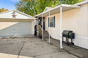 408 Ave G Ave, Bloomington, IL 61704 - Photo 3