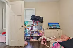 215 S Park Ave, Waukegan, IL 60085 - Photo 27