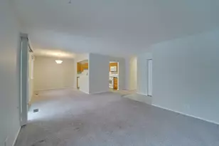 160 Stirling Ln, Schaumburg, IL 60194 - Photo 5