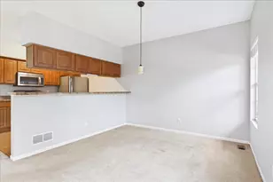 607 Clayton Cir, Sycamore, IL 60178 - Photo 7