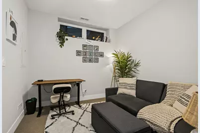 4419 W Waveland Avenue, Chicago, IL 60641 - Photo 15