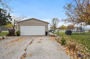 602 W 6th St, Minonk, IL 61760 - Photo 23