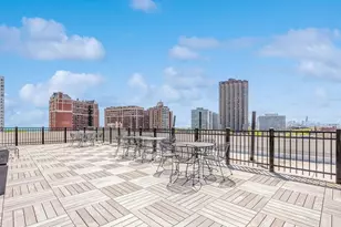 3900 N Pine Grove Ave, Chicago, IL 60613 - Photo 3