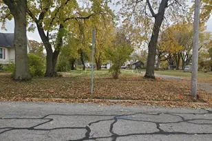 429 N 3rd St, Watseka, IL 60970 - Photo 1