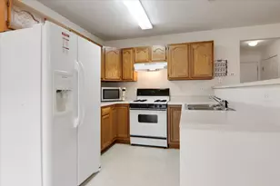 1204 Colonial Ave, Bloomington, IL 61701 - Photo 5