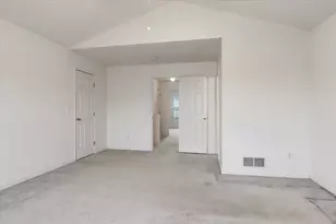 1204 Colonial Ave, Bloomington, IL 61701 - Photo 7