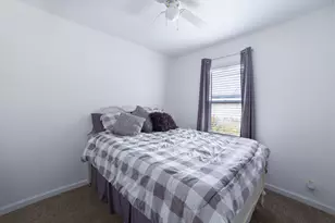 916 N Clarendon Dr, Round Lake Beach, IL 60073 - Photo 7