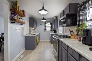 916 N Clarendon Dr, Round Lake Beach, IL 60073 - Photo 5