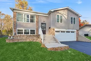 3008 Scenicwood Ln, Woodridge, IL 60517 - Photo 1