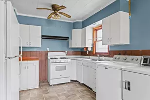 218 W Elm St, Hoopeston, IL 60942 - Photo 11