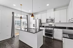 821 Lexington Cir E, Des Plaines, IL 60016 - Photo 9