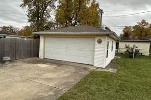 521 Chaney Ave, Crest Hill, IL 60403 - Photo 3