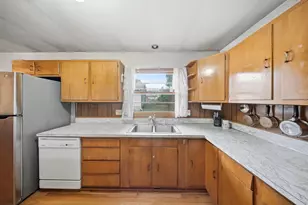 1864 Revere St, Freeport, IL 61032 - Photo 9