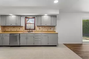 1201 Robin Rd, Mahomet, IL 61853 - Photo 9