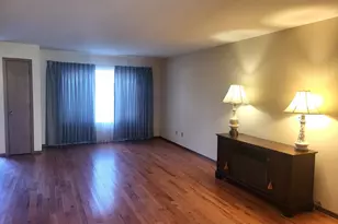 434 E Exchange St, Sycamore, IL 60178 - Photo 3