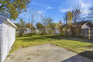 1006 S East St, Bloomington, IL 61701 - Photo 3