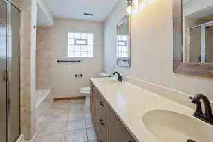 2220 Eastview Dr, Des Plaines, IL 60018 - Photo 11