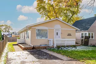 209 E Pineview Dr, Round Lake Park, IL 60073 - Photo 1