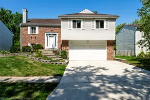 124 Midway Ln, Vernon Hills, IL 60061 - Photo 1