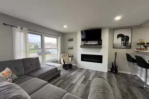 8112 S Applewood Ct, Hanover Park, IL 60133 - Photo 5