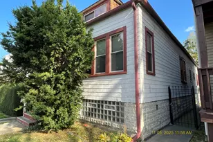 8545 S Manistee Ave, Chicago, IL 60617 - Photo 3