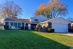 2112 N Kennicott Dr, Arlington Heights, IL 60004 - Photo 1