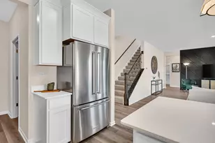 312 Astor Ct, Elgin, IL 60124 - Photo 9