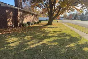 21 Colonial Dr, Clifton, IL 61727 - Photo 3