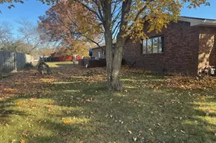 21 Colonial Dr, Clifton, IL 61727 - Photo 5