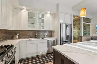 1027 W Newport Avenue, Chicago, IL 60657 - Photo 15