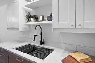 124 N Whistler Ave, Freeport, IL 61032 - Photo 5