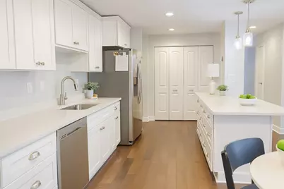 1727 W Crystal Lane #707B, Mount Prospect, IL 60056 - Photo 3