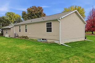 28902 Carriage Dr, Sterling, IL 61081 - Photo 9