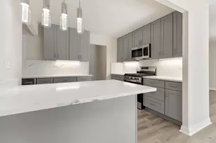601 Hillcrest Blvd, Hoffman Estates, IL 60169 - Photo 9