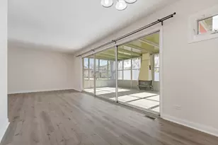 601 Hillcrest Blvd, Hoffman Estates, IL 60169 - Photo 3