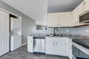 190 S Waters Edge Dr, Glendale Heights, IL 60139 - Photo 9