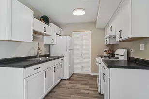 1850 Jamestown Cir, Hoffman Estates, IL 60195 - Photo 3