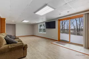 186 N Crooked Lake Ln, Lindenhurst, IL 60046 - Photo 17