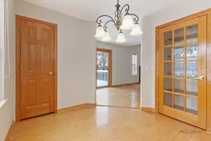 186 N Crooked Lake Ln, Lindenhurst, IL 60046 - Photo 7