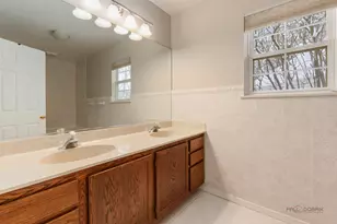 186 N Crooked Lake Ln, Lindenhurst, IL 60046 - Photo 13