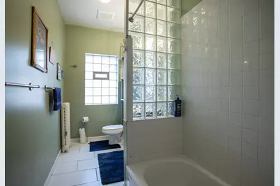 2048 W Fargo Avenue #3W, Chicago, IL 60645 - Photo 9