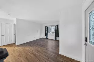 712 N Cedarwood Cir, Round Lake Heights, IL 60073 - Photo 3