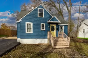 712 N Cedarwood Cir, Round Lake Heights, IL 60073 - Photo 1