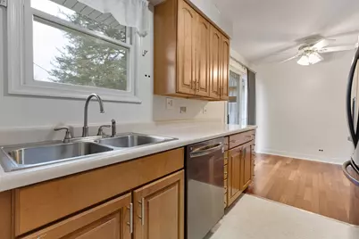 229 Shawnee Drive, Carol Stream, IL 60188 - Photo 9