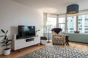 525 W Hawthorne Pl, Chicago, IL 60657 - Photo 9
