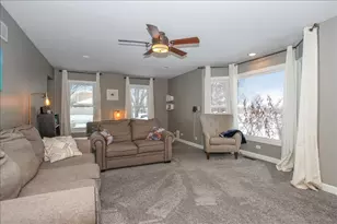 900 Glenmore Ln, Elgin, IL 60124 - Photo 5