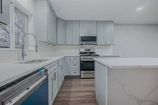 9N621 Flora Dr, Elgin, IL 60123 - Photo 9