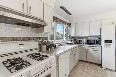 2105 Sprucewood Lane, Lindenhurst, IL 60046 - Photo 9